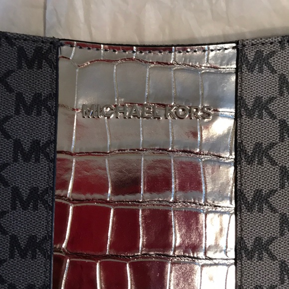 Michael Kors Large Messenger Bag - Picture 2 of 6